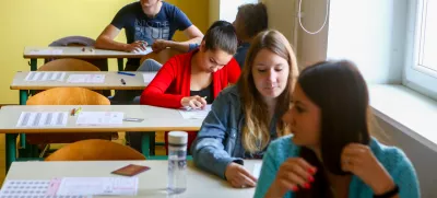 ﻿Gimnazija Ledina - razred, učilnica, pisanje izpita iz Angeškega jezika,   - 30.05.2015 - Matura -- Spomladanski izpitni rok mature - pisni izpit Angleščina - šolstvo - dijaki - izobraževanje  //FOTO: Bojan Velikonja