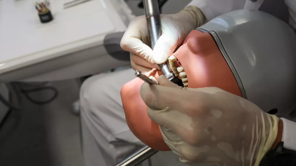 - simbolična fotografija - dentalna medicina - zobna medicina - zobozdravstvo -- 19.01.2023 – Medicinska fakulteta Univerze v Ljubljani (MF UL) - novi Center za učenje kliničnih veščin za področje dentalne medicine (CUKV-DM), Corytkova ulica 2 //FOTO: Bojan Velikonja