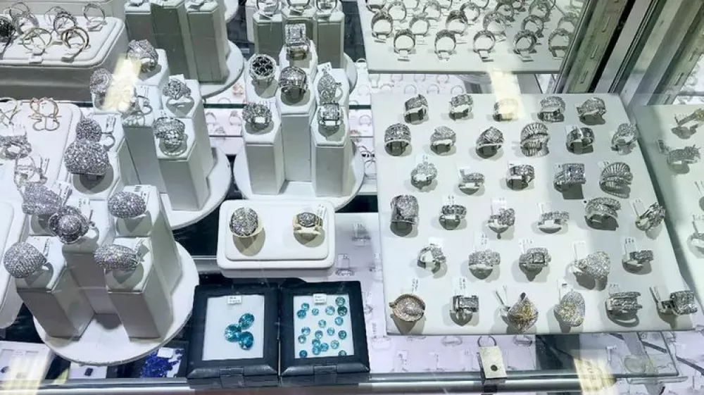 V 24 vrečah, ki so jih tatovi odnesli, naj bi bilo za 87 milijonov evrov smaragdov, rubinov, zlatnine in luksuznih ur. 