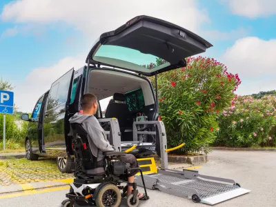 Accessible car with wheelchair lift ramp for person with disability / Foto: 24k-production