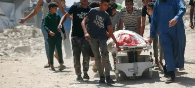 Mourners wheel a body on a medical bed, during the funeral of Palestinians killed by Israeli fire yesterday, while they sought aid in northern Gaza, according to Gaza's health ministry, outside Al-Shifa Hospital, in Gaza City, June 19, 2025. REUTERS/Mahmoud Issa   TPX IMAGES OF THE DAY