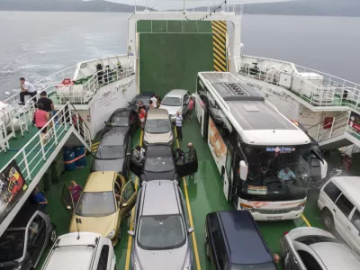 ﻿- HRVAŠKA 2015 - turizem, turisti, morje, trajekt, avtomobili   ///FOTO: Jaka Gasar