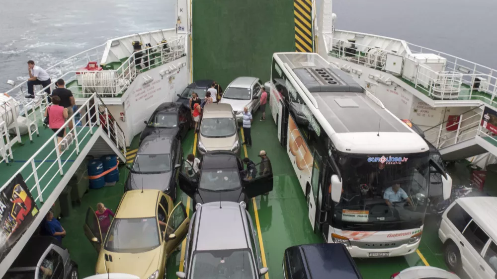 ﻿- HRVAŠKA 2015 - turizem, turisti, morje, trajekt, avtomobili   ///FOTO: Jaka Gasar