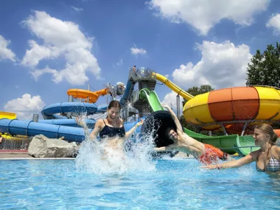 ﻿Poletje je doma v Termah ČatežPočitnice v Termah Čatež so polna številnih doživetij, presenečenj in spominov, ki jih – predvsem najmlajši, ne pozabijo nikoli. Predvsem v poletnih mesecih postajajo Terme Čatež priljubljena počitniška destinacija za mlade družine. Te bodo tudi letos lahko uživale v plavajočih hišicah Gusarskega zaliva ali v enem od 25 šotorov v Indijanski vasi. Za vse željne »kavbojskih« pustolovščin bo kot nalašč namestitev v Kavbojskem vozu, priljubljene pa so tudi počitnice v orientalski Jurti. Seveda pa je eden od glavnih razlogov, zakaj izbrati Terme Čatež za svojo poletno doživetje, njihova poletna Termalna riviera, ki predstavlja pravi vodni raj ne le za najmlajše, ki se šele spoznavajo z vodo, temveč tudi za najstnike in njihove starše. Na voljo je več kot 10.000 kvadratnih metrov termalnih vodnih površin, z mnogimi vodnimi atrakcijami, tobogani in bazeni. Za adrenalinsko vročico in navijaško vzdušje pa bo tudi letos ponovno poskrbelo tekmovanje na Termalni formuli. Živahno poletje bo tudi v Aquapark Hotelu Žusterna, kjer klovn Berni poskrbi, da nikomur ni dolgčas. Za poletje so pripravili vrsto privlačnih ponudb, o katerih lahko več preberete na www.terme-catez.si ali na njihovi FB strani, kjer so skupno na svojih petih straneh (slovenski, hrvaški, srbski, italijanski in nemški) zabeležili že krepko čez 110.000 fanov, ki jih redno obveščajo o novostih, ugodnih akcijskih ponudbah. Priljubljen je tudi retro ponedeljek, ko jim odstirajo pomembnejše zgodovinske prelomnice. Najbolj pa jih seveda razveselijo z nagradnimi igrami.Več kot dovolj razlogov za obisk Term Čatež!V okvirjuNe zamudite na Termalni rivieri:1.6., ob 16. uri: Lov na skriti zaklad 7. in 8.6., ob 11.30 in 16.30: Škratov živ žav 14. in 15.6. Vikend risank 28.6., ob 16. uri: Družinske gusarske igre