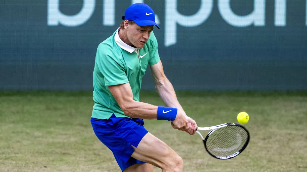 19 June 2025, North Rhine-Westphalia, Halle (westfalen): Italian tennis player Jannik Sinner plays a backhand return against Kazakhstan's Alexander Bublik during their men's singles round of 16 tennis match at the Terra Wortmann Open. Photo: David Inderlied/dpa