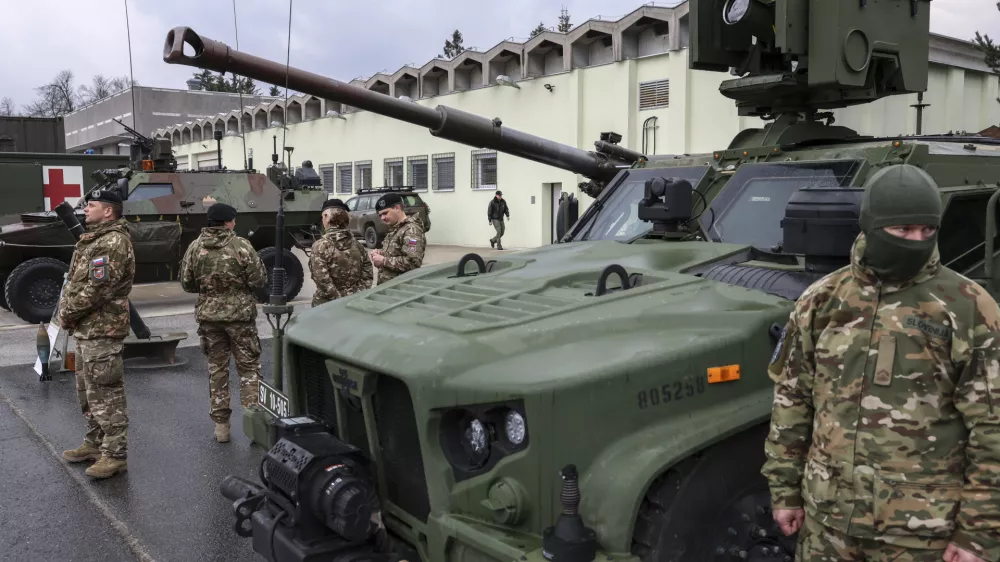 - simbolična fotografija &ndash; vojaki SV -- 31.03.2023 &ndash; Slovenska vojska (SV) - Voja&scaron;nica Ivana Cankarja Vrhnika - obisk predsednice republike v okviru katerega se je seznanila s stanjem pripravljenosti Slovenske vojske v letu 2022, //FOTO: Jaka Gasar