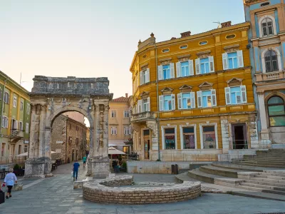 Pula je bogata z muzeji, ki obiskovalcem ponujajo vpogled v zgodovino, kulturo in dediščino mesta. F iStock
