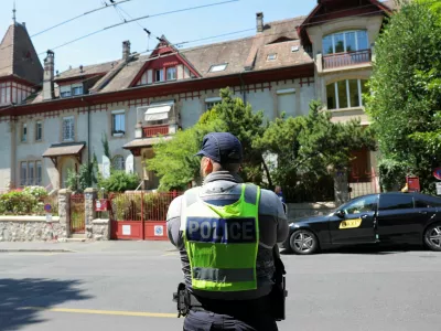 Police officer stands guard outside a building, where British Foreign Secretary David Lammy, Germany's Foreign Minister Johann Wadephul, France's Minister for Europe and Foreign Affairs Jean-Noel Barrot and European Union High Representative for Foreign Affairs and Security Policy Kaja Kallas meet in Geneva, Switzerland, June 20, 2025. REUTERS/Denis Balibouse