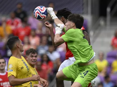 Auckland City's goalkeeper Nathan Garrow, foreground, saves a ball against Benfica's Leandro Barreiro during the Club World Cup Group C soccer match between Benfica and Auckland City in Orlando, Fla., Friday, June 20, 2025. (AP Photo/Phelan Ebenhack)