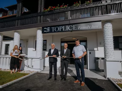 Slavnostno rezanje traku pred prenovljenim hotelom Toplice – Family Inn je pripadla direktorju Bojanu Petan, ministru Matjažu Han in brežiškemu županu, Ivanu Molanu. F Terme Čatež