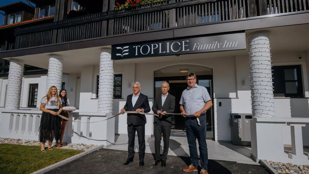 Slavnostno rezanje traku pred prenovljenim hotelom Toplice – Family Inn je pripadla direktorju Bojanu Petan, ministru Matjažu Han in brežiškemu županu, Ivanu Molanu. F Terme Čatež