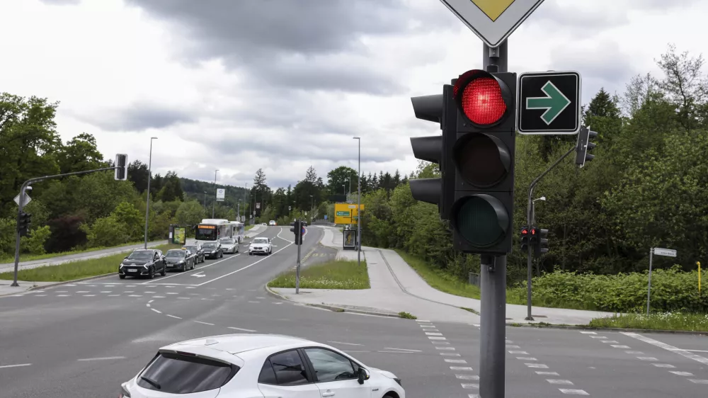 - križišče Podutiška cesta–Ulica bratov Babnik za zavijanje iz Podutiške ceste na Ulico bratov Babnik - 19.05.2023 – semafor v Ljubljani z zeleno puščico za zavijanje desno pri rdeči luči - prometni znak zelena puščica - //FOTO: Jaka Gasar