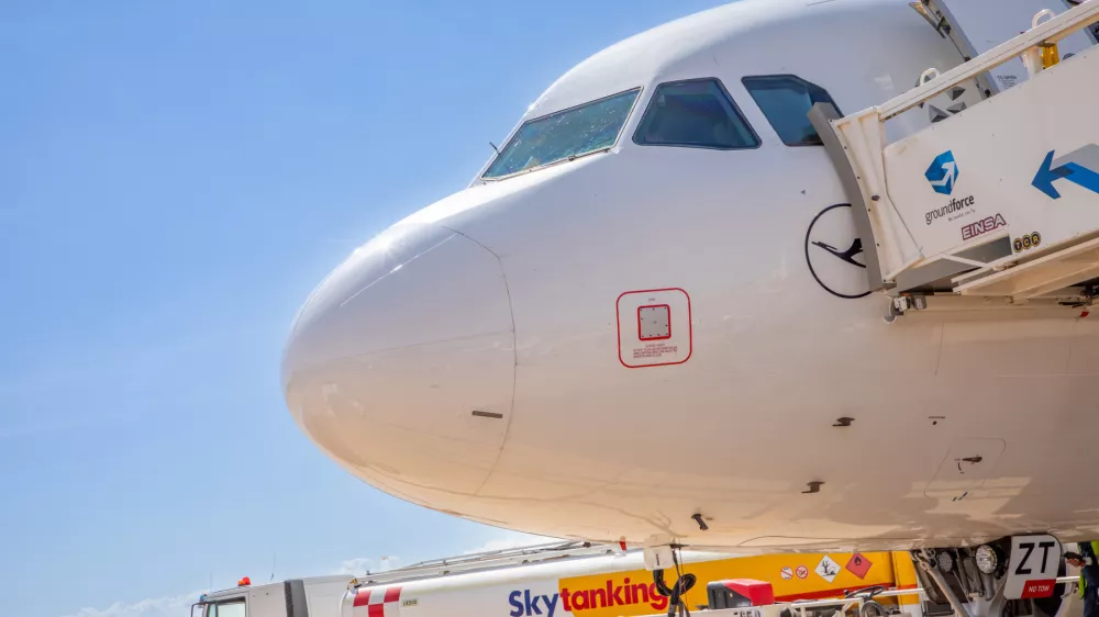 Za potnike bo vkrcavanje vse dražje, leti daljši.