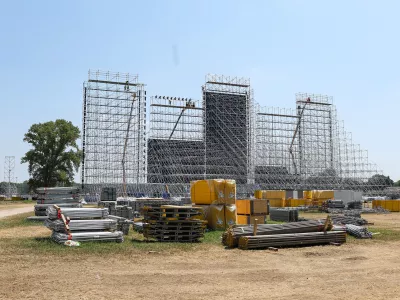 19.06.2025., Hipodrom, Zagreb - Radovi na izgradnji pozornice za Thompsonom koncert na Hipodromu. Privremeno je zatvorena za promet Antallova od Cimermanove do Holjevceve ulice do 23.6. Photo: Goran Stanzl/PIXSELL