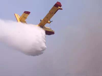 21.06.2025., Pisak - Od jutra bura stvara velike probleme pri gasenju pozara u Pisku, Marusicima i Mimicama. Jedan kanader uspio se probiti te trenutno pomaze vatrogascima u gasenju zarista. Photo: Ivo Cagalj/PIXSELL