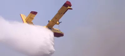 21.06.2025., Pisak - Od jutra bura stvara velike probleme pri gasenju pozara u Pisku, Marusicima i Mimicama. Jedan kanader uspio se probiti te trenutno pomaze vatrogascima u gasenju zarista. Photo: Ivo Cagalj/PIXSELL