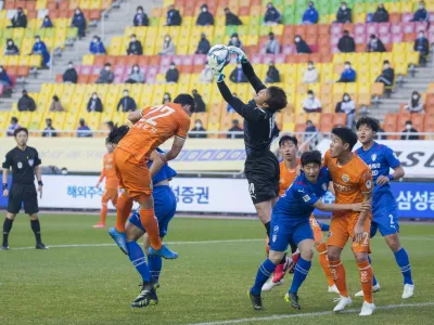 March 14, 2021, Suwon, South Korea: Goalkeeper Noh Dong-geon of Suwon Samsung Bluewings in action during the 4th round of the 2021 K League 1 soccer match between Suwon Samsung Bluewings and Gangwon FC at the Suwon World Cup Stadium..Final score; Suwon Samsung Bluewings 1:1 Gangwon FC.,Image: 599360255, License: Rights-managed, Restrictions:, Model Release: no