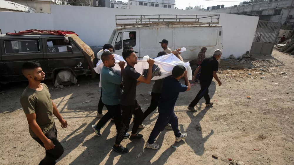 21 June 2025, Palestinian Territories, Gaza City: Palestinians carry the body of one of those who were killed in Israeli attacks, from the morgue of Al-Shifa Hospital to a burial site in Gaza City. Photo: Omar Ashtawy/APA Images via ZUMA Press Wire/dpa