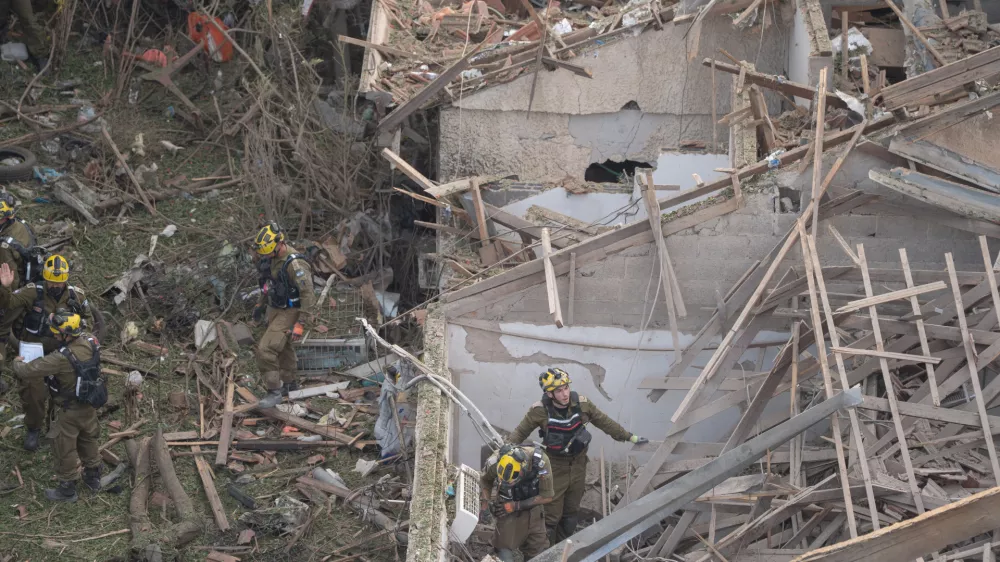 22 June 2025, Israel, Tel Aviv: First Responders look for survivors in a destroyed building after Iranian strikes on Israel. Photo: Ilia Yefimovich/dpa