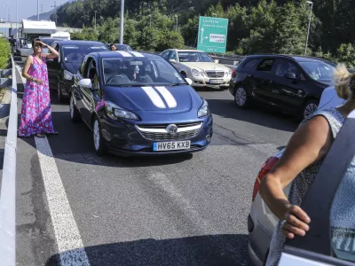 ﻿- 28.08.2016 - Gorenjska avtocesta - 10km prometni zastoj pred mejnim prehodom Karavanke na Jesenicah  //FOTO: Jaka Gasar