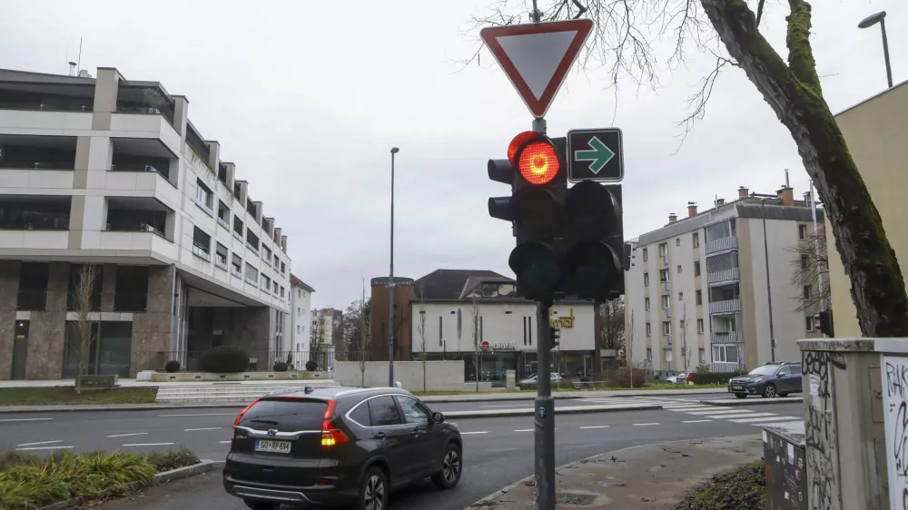 Pri zeleni puščici še vedno premalo pozorni