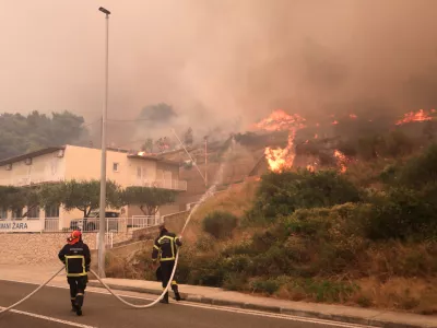 21.06.2025., Pisak - Rano jutros izbio je veliki pozar u sumi iznad magistrale. Bura otezava situaciju, a uz vatrogasce na terenu, u gasenju pozara sudjeluju i mjestani. Kako nesluzbeno doznaje Dalmacija Danas, u tijeku je evakuacija gradjana i turista. Photo: Ivo Cagalj/PIXSELL