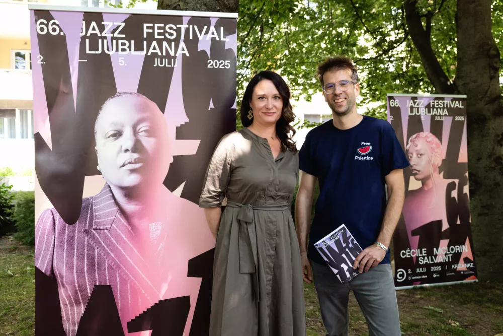 Nujnost kritike skozi glasbo