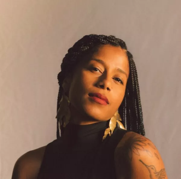 Nujnost kritike skozi glasbo