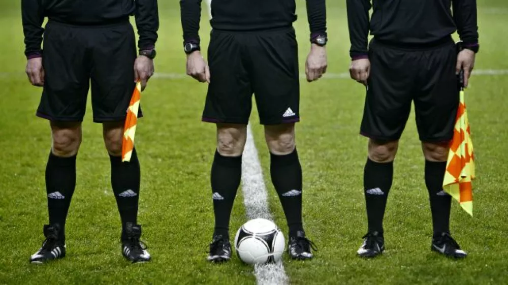 ﻿- ilustrativna fotografija - nogomet - nogometni sodnik - nogometna žoga//FOTO: Tomaž Skale