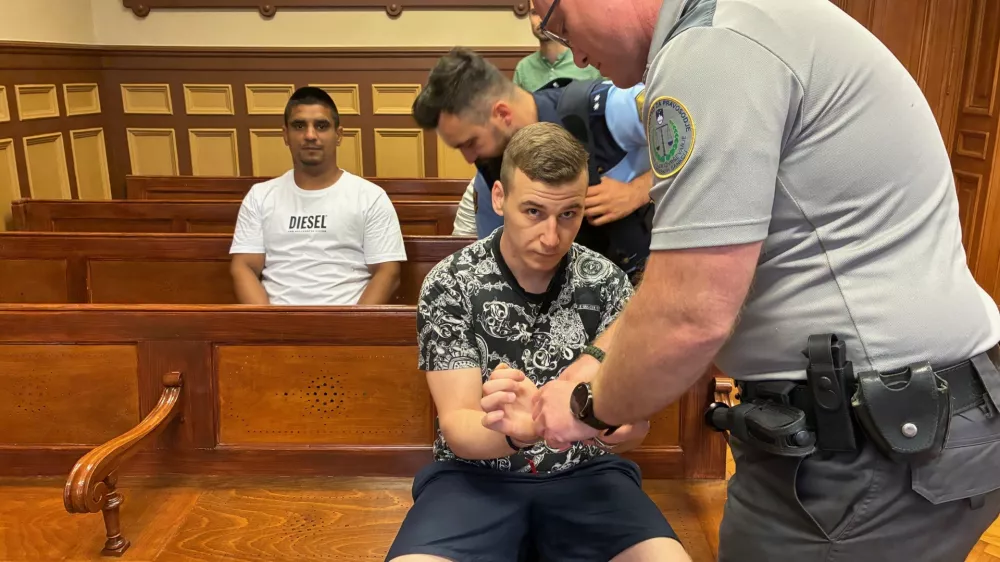 V središču Ljubljane so pele pesti: Kupca kokaina naj bi pretepla in oropala