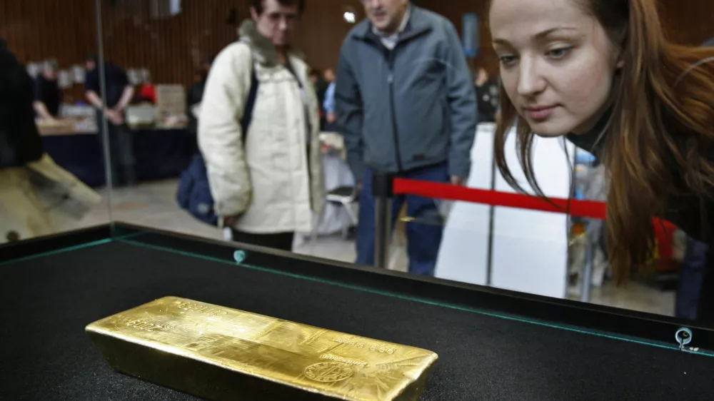 Zlata palica London Good Delivery teže 12,44 kg vredna več kot 33o tisoč evrov prvič v Sloveniji - - Družba Moro & Kunst, d.o.o. trgovanje z naložbenim zlatom, - Zlato palico družbi Moro posoja svetovno priznana švicarska kovnica Argor Heraeus.//FOTO: Matej Povše