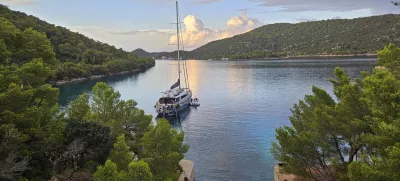 Pogled od zgoraj na zaklonišče za ladje v Uvali Kremena. / Foto: Mladen Zobec