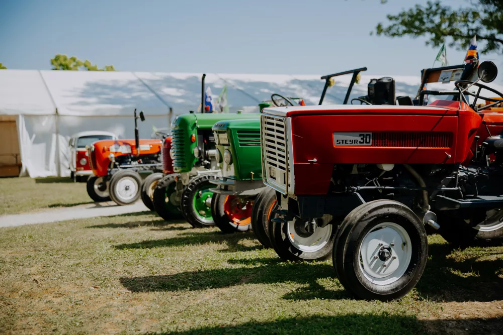 Na svoj račun so pri&scaron;li tudi ljubitelji starodobnih traktorjev. / Foto: Anej Ferko