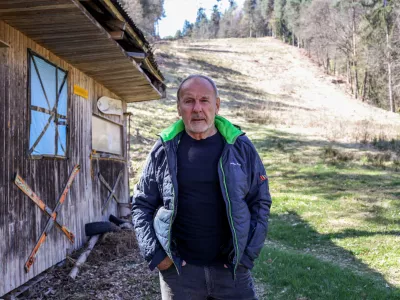 - 08.04.2025. - Viktor Grošelj (bolje znan kot Viki Grošelj), slovenski alpinist, planinski vodnik, gorski reševalec, športni pedagog in pisatelj na zapuščenem Smučišču Gunclje.OPOMBA: ZA OBJAVO V NEDELJCU, zgodba o ledenikih, ledenik.//FOTO: Bojan Velikonja / Foto: Bojan Velikonja