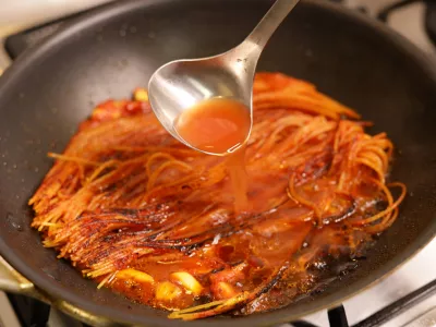 Spaghetti all'Assassina, Italian Puglia traditional pasta / Foto: Bonchan