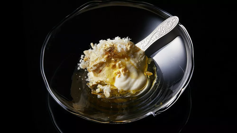 La glace la plus chère du monde à plus de 6 000 euros la portion a remporté le record du monde au Guiness au Japon The most expensive ice cream in the world at more than 6,000 euros per serving has won the Guinness world record in Japan,Image: 774561202, License: Rights-managed, Restrictions:, Model Release: no / Foto: Cellato Via Profimedia