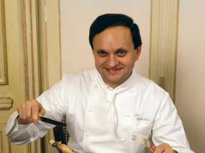 Joël Robuchon na predstavitvi svojega kopuna z grobo soljo januarja 1989 v Parizu / Foto: Getty Images
