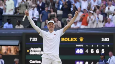 Jannik Sinner of Italy celebrates after winning the men's singles final match against Carlos Alcaraz of Spain at the Wimbledon Tennis Championships in London, Sunday, July 13, 2025.(AP Photo/Kirsty Wigglesworth) / Foto: Kirsty Wigglesworth