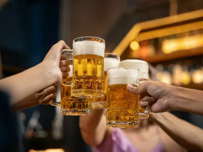 Close-up Group of People Holding Beer and Cheer in Restaurant. They Enjoying with Night Party Together. Party, Lifestyle, Happiness, Cheerful and Celebration Concept. / Foto: Bavorndej