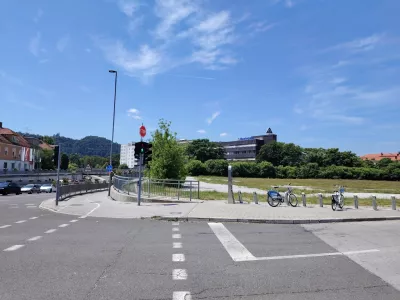 Parkiri&scaron;če bo občina uredila pri nekdanjem Raku&scaron;ovem mlinu, tik ob Mariborski cesti, ki je leta 2014 pogorel. Foto Mojca Marot