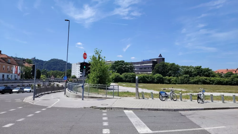 Parkiri&scaron;če bo občina uredila pri nekdanjem Raku&scaron;ovem mlinu, tik ob Mariborski cesti, ki je leta 2014 pogorel. Foto Mojca Marot