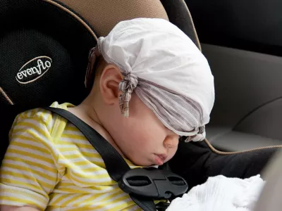 Otrok v avtomobilu. simbolična.