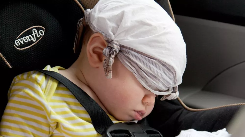 Otrok v avtomobilu. simbolična.