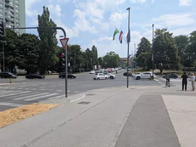 Trčenje vozil na križišču Vilharjeve in Topniške.