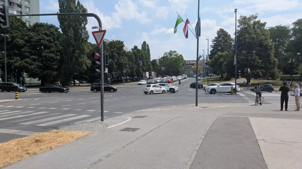 Trčenje vozil na križišču Vilharjeve in Topniške.