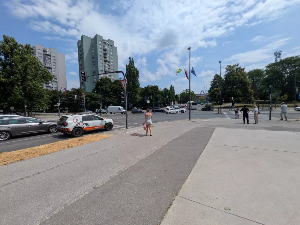 Trčenje vozil na križišču Vilharjeve in Topniške.