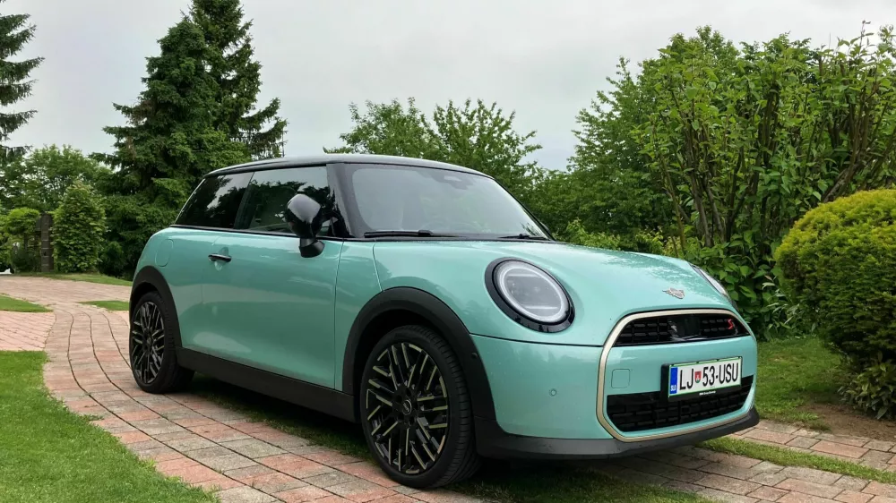 Mini cooper S 3v: S palcem, obrnjenim navzgor