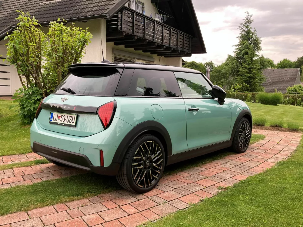 Mini cooper S 3v: S palcem, obrnjenim navzgor