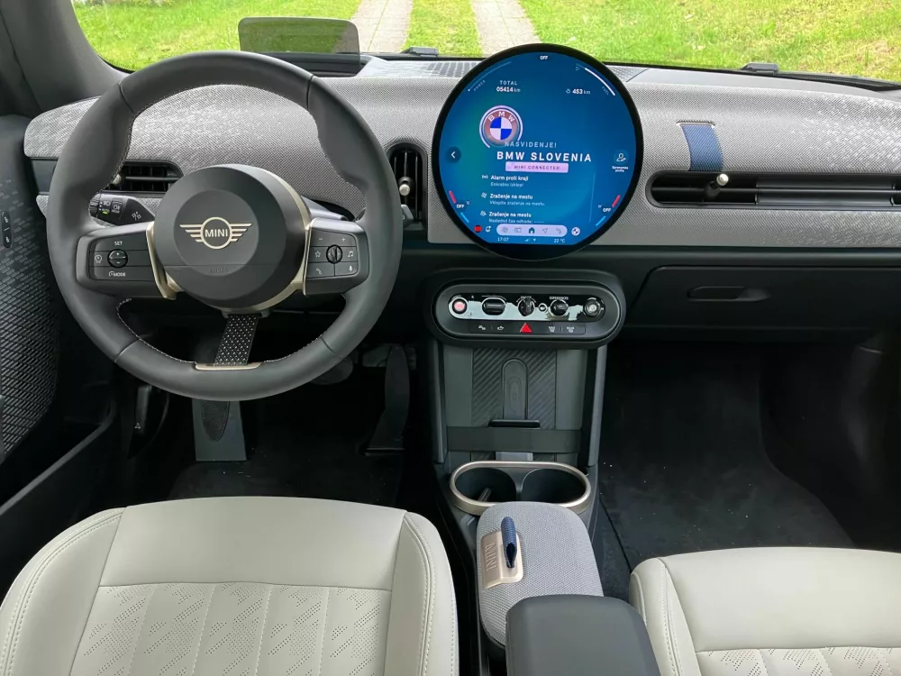 Mini cooper S 3v: S palcem, obrnjenim navzgor