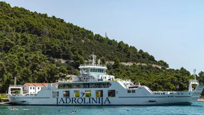  Ker so se usidrali sredi plovne poti so za pol ure blokirali trajekt Jadrolinije. Foto: iStock 